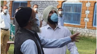 ഭീകരന് ബുര്ഹാന് വാനിയുടെ പിതാവ് സ്വാതന്ത്ര്യദിനത്തില് ദേശീയപതാകയുയര്ത്തി