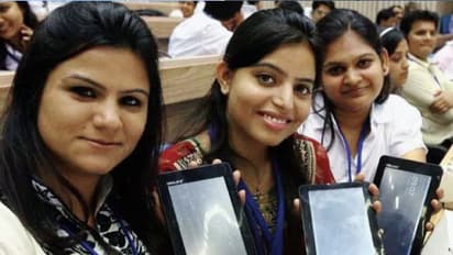 इस राज्य के छात्रों को फ्री में मिलेंगे मोबाइल-टेबलेट, CM ने स्वतंत्रता दिवस पर किए ऐसे कई बड़े ऐलान