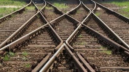 ರೈಲ್ವೇ ಹಳಿಯಲ್ಲಿ ನಾದಿನಿ ಜೊತೆ ಸೆಲ್ಫೀ ತೆಗೆಯಲು ಹೋದ ಭಾವ, ನೋಡ ನೋಡುತ್ತಿದ್ದಂತೆಯೇ ಕೊನೆಯುಸಿರು!