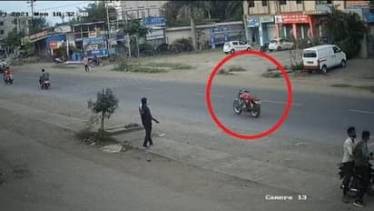 നടുറോഡിലൂടെ ഡ്രൈവറില്ലാതെ പാഞ്ഞ് 'ഗോസ്റ്റ് ബുള്ളറ്റ്'; പരിഭ്രാന്തരായി ജനം!