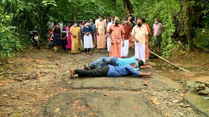 പൊട്ടിപ്പൊളിഞ്ഞ റോഡ് നന്നാക്കി കിട്ടാൻ ശയനപ്രദക്ഷിണം, ഇടുക്കിയിൽ അപൂർവ്വ പ്രതിഷേധം