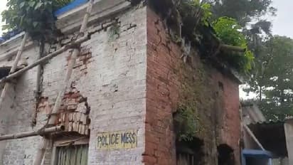 বৃষ্টি হলেই ব্যারাকে জমে জল, খাটিয়া পেতে শুয়ে থাকেন পুলিশ কর্মীরা