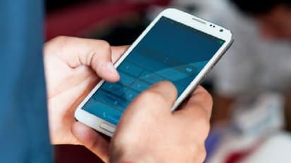 Screen Time :  ഫോണില്‍ നോക്കിയിരിക്കുന്ന സമയം കുറയ്ക്കാനിതാ ചില മാര്‍ഗങ്ങള്‍...