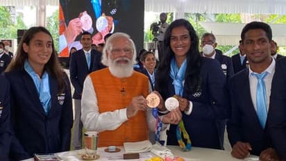 మాట నిలపెట్టుకున్న ప్రధాని మోదీ.. సింధూకి ఐస్ క్రీమ్.. నీరజ్ కి చుర్మా..!