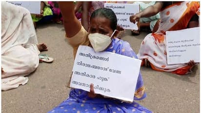 അഞ്ചുതെങ്ങിൽ മത്സ്യത്തൊഴിലാളികളുടെ തുറമുടക്കി സമരം; തീരദേശപാത ഉപരോധിച്ചു