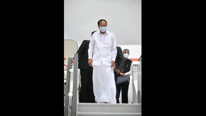 ಮೈಸೂರು ಪೇಟ ತೊಡಿಸಿ ಉಪರಾಷ್ಟ್ರಪತಿಯನ್ನ ಸ್ವಾಗತಿಸಿದ ಸಿಎಂ