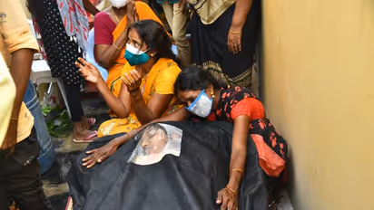 ప్రేమోన్మాది చేతిలో దారుణ హత్య... లోకేష్ ముందు బోరున ఏడుస్తున్న రమ్య కుటుంబసభ్యులు (ఫోటోలు)