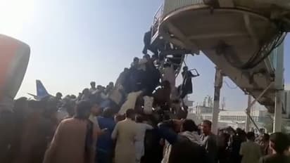 लाशों पर पैर रखकर भागे लोग, कोई इंजन में बैठ गया तो पहिए पर लटक गया...तालिबान के खौफ की 15 तस्वीरें