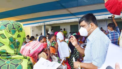 দুয়ারে সরকার শিবিরে পুরুলিয়ার জেলাশাসক, সাঁওতালি ভাষায় প্রকল্পের ব্যাখ্যা স্থানীয়দের