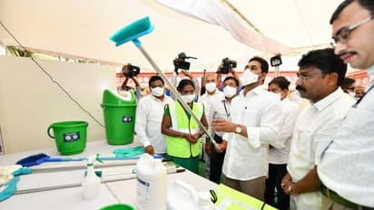 స్కూల్ బ్యాగేసుకుని,  క్లాస్ రూంలో బెంచీపై కూర్చుని... చిన్నారులతో మమేకమైన జగన్ (ఫోటోలు)