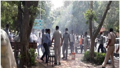 సుప్రీంకోర్టు సమీపంలో నిప్పంటించుకున్న ఇద్దరు వ్యక్తులు