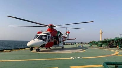 യുഎഇ തീരത്തുവെച്ച് കപ്പലില് ഗുരുതരാവസ്ഥയിലായ വിദേശിയെ ആശുപത്രിയിലേക്ക് മാറ്റി