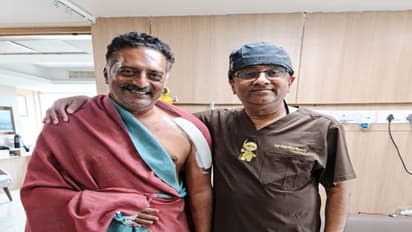 చిరునవ్వులు చిందిస్తూ డిశ్చార్జ్ అయిన ప్రకాష్ రాజ్.. డాక్టర్ ఏం చెప్పారంటే..