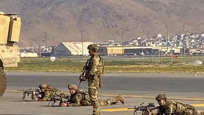 കാബൂൾ വിമാനത്താവളം ഏറ്റെടുത്ത് യുഎസ് സൈന്യം: ഇന്ത്യൻ എംബസി പൂട്ടും, ഉദ്യോഗസ്ഥരുമായി വിമാനം ദില്ലിയിലെത്തി