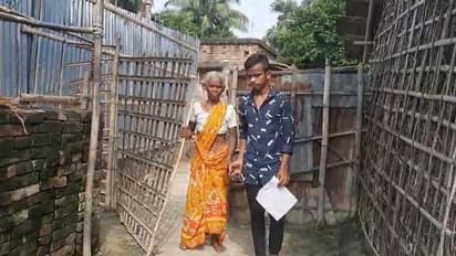 গলা টিপে ধরে বৃদ্ধাকে মারধর, জোর করে আবাস যোজনার টাকা নেওয়ার অভিযোগ তৃণমূলের বিরুদ্ধে