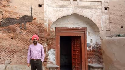 വിഭജനസമയത്തുപേക്ഷിച്ച കുടുംബവീട് കാണാനുള്ള യാത്ര, കറുത്ത മയിൽ അടയാളമായി