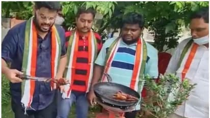 ട്വിറ്ററിനെതിരെ പ്രതിഷേധം: 'ട്വിറ്റര് പക്ഷി'യെ ഫ്രൈ ചെയ്ത് കോണ്ഗ്രസ് പ്രവര്ത്തകര്