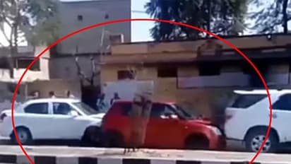 മുഖ്യമന്ത്രിയുടെ കാര് സഡന് ബ്രേക്കിട്ടു; അഞ്ച് കാറുകള് കൂട്ടിയിടിച്ചു