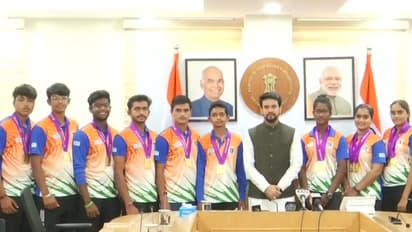 विश्व युवा तीरंदाजी चैंपियनशिप के विजेताओं से मिले खेल मंत्री, पदक जीतने पर दी बधाई