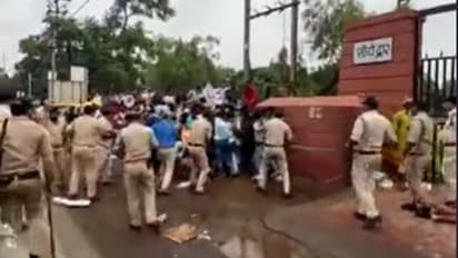 CM शिवराज से नौकरी मांगने पहुंचे युवा, लेकिन पुलिस ने दौड़ा-दौड़ाकर पीटा..गाड़ी में भरकर जंगल छोड़ आए