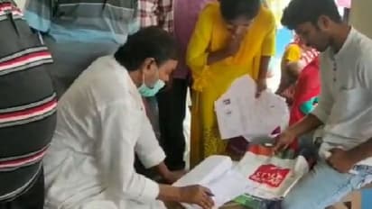 ড্যামেজ কন্ট্রোল, ভিড় সামলাতে দুয়ারে সরকার প্রকল্পে আবেদনকারীদের ফর্ম ফিলাপ করলেন খোদ বিধায়ক