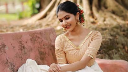 കസവു സാരിയിൽ മനോഹരിയായി ജൂഹി; 'ലെച്ചു'വിനെ ഓർത്ത് ആരാധകർ