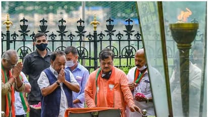 കേന്ദ്രമന്ത്രിയുടെ സന്ദര്ശനം കഴിഞ്ഞയുടനെ ബാല് താക്കറെയുടെ പ്രതിമ 'ശുദ്ധീകരിച്ച്' ശിവസേന പ്രവര്ത്തകര്