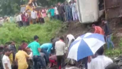 महाराष्ट्र में भीषण दर्दनाक हादसा, सरिए से भरा ट्रक पलटने से 13 मजदूरों की मौत