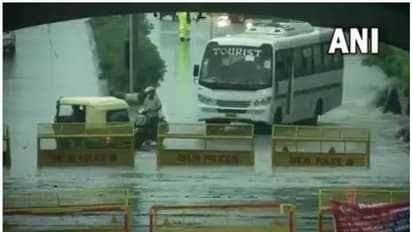 ദില്ലിയിൽ കനത്ത മഴ, പലയിടത്തും ഗതാഗതം തടസപ്പെട്ടു