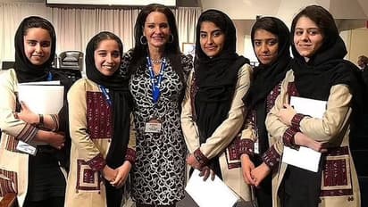 60 साल की उस सुपरवुमेन की कहानी, जो तालिबान की नाक के नीचे से 10 लड़कियों को बचा कर ले आई