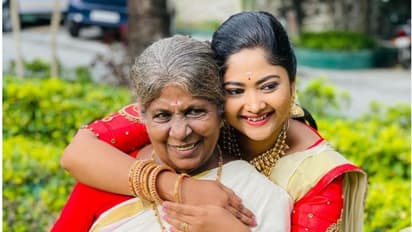 കെട്ടിപ്പിടിച്ച് സ്നേഹം പങ്കിട്ട് സേതുലക്ഷ്മിയും ഐശ്വര്യയും; 'കല്യാണി' അറിയേണ്ടെന്ന് ആരാധകർ