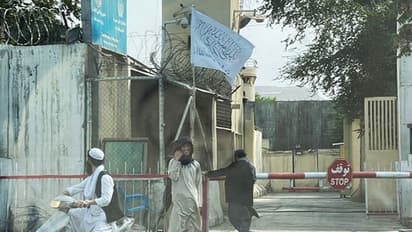 काबुल की सड़कों पर आधुनिक हथियार लिए घूम रहे हैं तालिबानी लड़ाके, खौफ पैदा कर रही हैं ये तस्वीरें