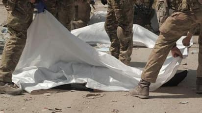 शवों को सफेद चादर से ढक रहे हैं सैनिक, काबुल एयरपोर्ट पर जो हुआ उसका आंखों देखा हाल