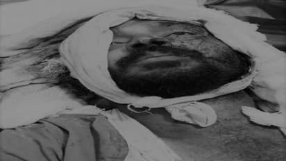 సీఎం దత్తత గ్రామం ఎర్రవెల్లిలో అర్ధరాత్రి ఇళ్ల కూల్చివేత... శిథిలాల కిందపడి వ్యక్తి మృతి