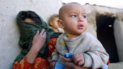 আমার সন্তান যেন থাকে 'নিরাপদে', কোলের শিশুকে তুর্কি সেনাদের হাতে তুলে দিচ্ছেন আফগান মা