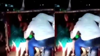 പാക്കിസ്താനില് റിക്ഷയില്പോവുന്ന യുവതിയെ വണ്ടിയിലോടിക്കയറി ബലം പ്രയോഗിച്ച് ചുംബിച്ചു, പ്രതിഷേധം