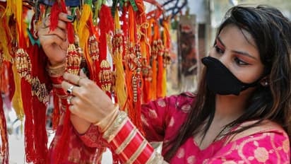 আফগান ভাইদের হাতে বাংলার দিদির ছবি দেওয়া 'দিল্লি চলো' রাখি বাঁধল তৃণমূল, দেখুন ছবিতে ছবিতে