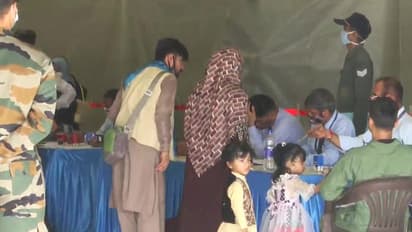 अफगानिस्तान से भारत आए मासूम को एयरपोर्ट में चूमने लगी छोटी बच्ची, भावुक कर देंगी वतन वापसी की ये तस्वीरें