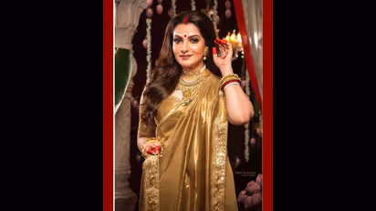 সিঁথিতে চওড়া সিঁদুর, কপালে বড় লাল টিপ, নববধূর লুকে দশমীতে চমক দিলেন তনুশ্রী