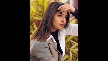 சட்டை பட்டன் போட மறந்துட்டாங்களோ?... கோட் போட்டு கூல் போட்டோ ஷூட்..! அசத்தும் வாணி போஜன்..!