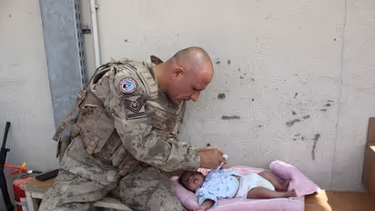 तालिबान के मुंह पर तमाचा हैं काबुल एयरपोर्ट की 10 तस्वीरें,  जो बताती हैं कि जंग में जीत किसकी होगी?