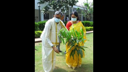 పర్యావరణ పరిరక్షణకు మేము సైతం... సతీసమేతంగా మామిడి మొక్కను నాటిన జస్టిస్ ఎన్వీ రమణ (ఫోటోలు)