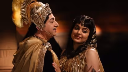 அச்சு அசல் ஜெயலலிதா - எம்.ஜி.ஆர் போலவே மாறிய கங்கனா, அரவிந்த் சாமி! வெளியானது உந்தன் கண்களில் என்னடியோ பாடல்!