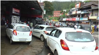 പമ്പുകളില് ഇന്ധനമില്ല; ഓണം ആഘോഷിക്കാന് മൂന്നാറിലെത്തിയ സഞ്ചാരികള് കുടുങ്ങി