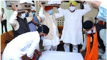 ಅಫ್ಘಾನ್ನಿಂದ ಭಾರತಕ್ಕೆ ಗುರುಗ್ರಂಥ ಸಾಹಿಬ್, ತಲೆ ಮೇಲಿಟ್ಟು ಕೊಂಡೊಯ್ದ ಕೇಂದ್ರ ಸಚಿವರು!