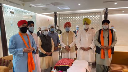 Union Minister Hardeep Singh Puri receives 3 Swaroops of Guru Granth Sahib Ji