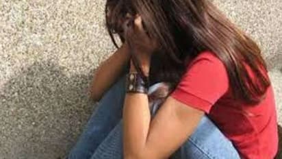 UP में हैवानियत: 5 दरिंदे लड़की को नींद में घर घसीट ले गए, रेप के बाद सड़क पर फेंका..जिंदगी की जंग लड रही