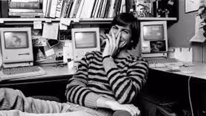 అతను సంతకం చేసిన ఆపిల్ II మాన్యువల్ 5  కోట్లకు పైగా వేలం.. అందులో ఏముందంటే ?