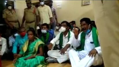 ఆయన కుర్చీపై, గిరిజనులు నేలపై... పరాకాష్టకు జగన్ రెడ్డి దర్పం: లోకేష్ ఆగ్రహం (వీడియో)