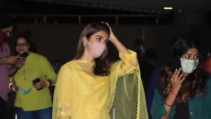 மஞ்சள் நிற சுடிதாரில்... தங்கம் போல் தகதகவென மின்னும் பூஜா ஹெக்டே..! Exclusive போட்டோஸ்..!